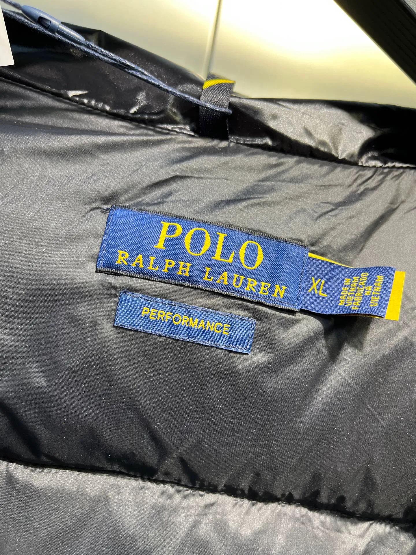 P980 Ralph Lauren polo unisex matte down jacket. Ralph is going crazy this year. The upper body fabric of major internet celebrities has a double-layer shin feel, which is full of weight! It's not as heavy as a regular jacket, and the ordinary cotton material feels really different. This one is super comfortable, soft and stylish, and has a green plaid interior that has a retro movie fashion feel! ✅Original custom-made 40D plaid four-level waterproof fabric, waterproof and anti-static fabric, exclusively using the original single-layer fabric method. The use of single-layer fabric has tested that the fabric and down must meet the standards to prevent velvet running, and ensure the feel and bulkiness. The interior is made of nylon double-layer sealing design, which will not cause any velvet running phenomenon. The adjustable hem with built-in drawstring buckle can prevent wind and cold. ✅ Silhouette jacket The upper body shape is super good, and the LOGO design on the chest is prominent. It is a style highly recommended by foreign bloggers. ✅Original original data layout, coordinated, loose, warm, fashionable, real original internal data, tolerant version. ✅Imported Behringer embroidery machine, custom-made 10,000-needle electric embroidery, using imported No. 7 needles, imported embroidery thread, ensuring that each word is full, three-dimensional and clear, and can be called the most expensive embroidery logo. ✅It is filled with national standard 80% white duck down, which has better thermal insulation performance, is light and not heavy, and has good fluff recovery after compression! ✅RDS certified high-quality 700 high fluffy white duck down filling ✅The zipper is customized from the Yoshida RL factory, with clear engravings and perfect and smooth texture ✅Accessories and buttons are all developed using the original version The fit is loose but not baggy. The size is just right and not picky. The dropped shoulder design modifies the shoulders without making them look bulky. This silhouette is a style that will never go out of style. The upper body is also very durable and recognizable. The loose and reasonable fit can be worn by both men and women. It is easy to create a clean and refreshing youthful look. Size: S M L XL XXL